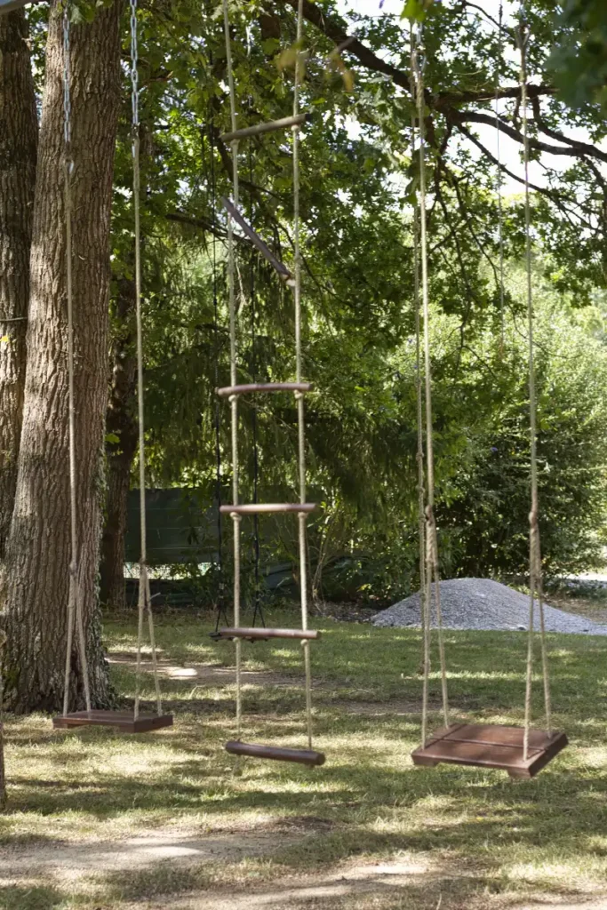 Balançoires sous les arbres dans le grand parc de Villa Lupantia