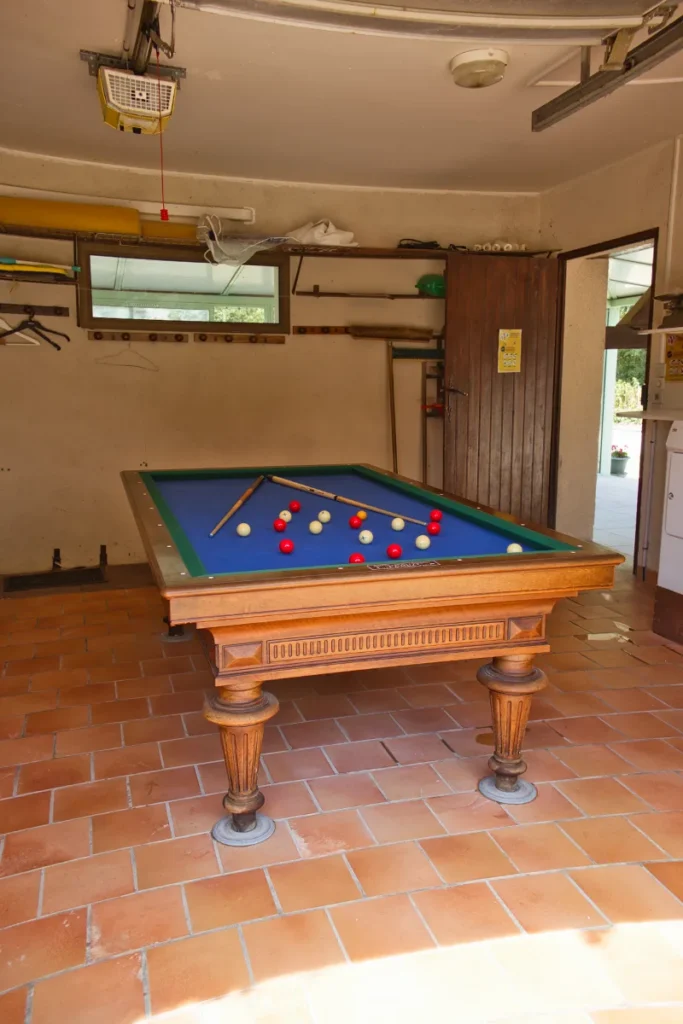 Table de billard dans l’espace loisirs du gîte Villa Lupantia
