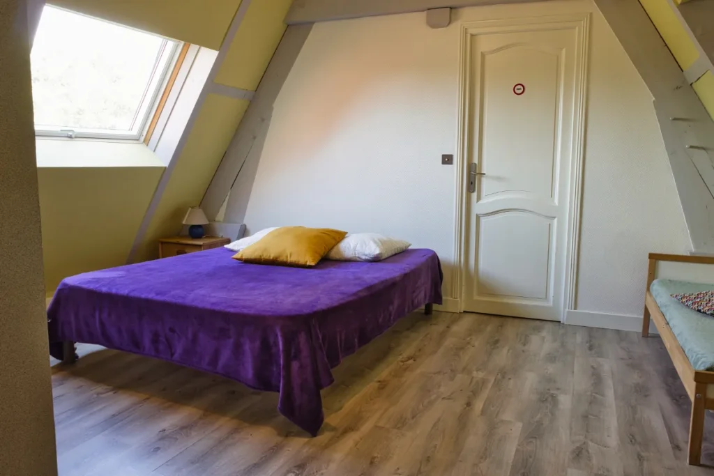 Chambre double mansardée sous charpente