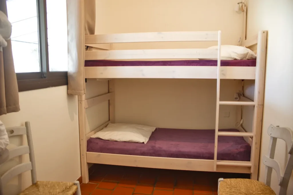 Chambre avec lits superposés au rez-de-chaussée de Villa Lupantia