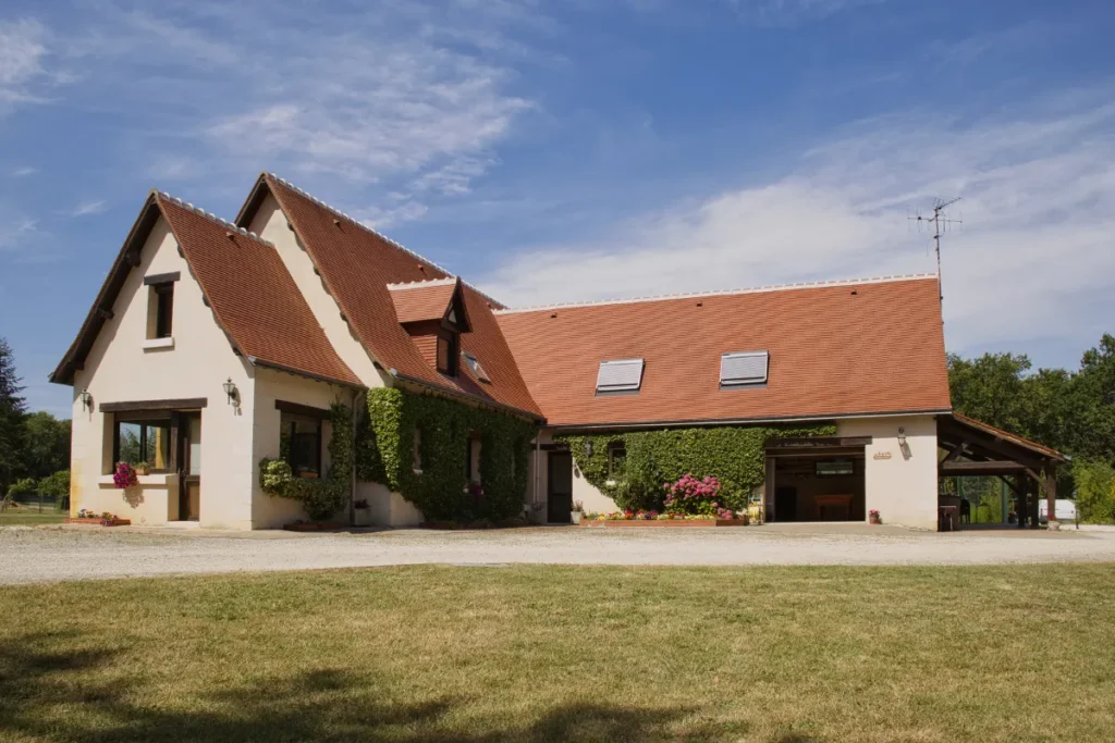 Façade fleurie du gîte Villa Lupantia en Indre-et-Loire