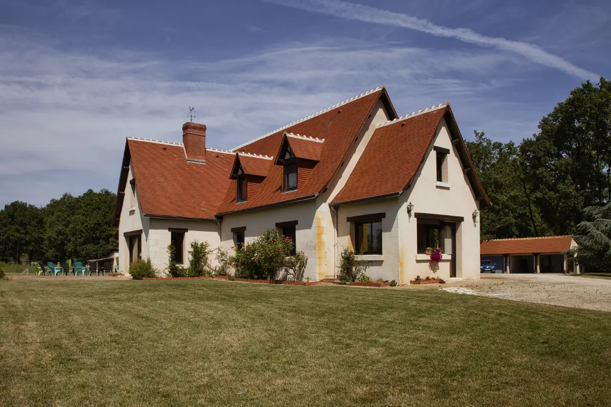 Façade de Villa Lupantia, grand gîte pour 15 personnes en Touraine
