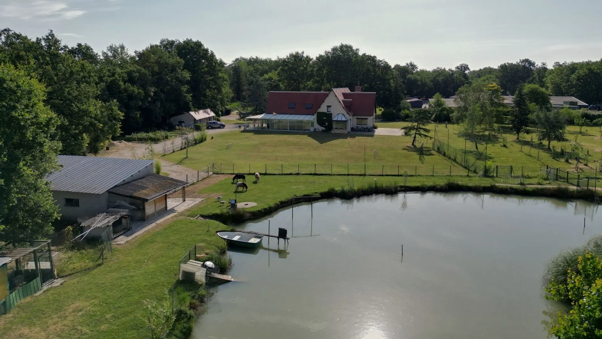 Vue aérienne de la Villa Lupantia, de son étang et de son parc en Touraine