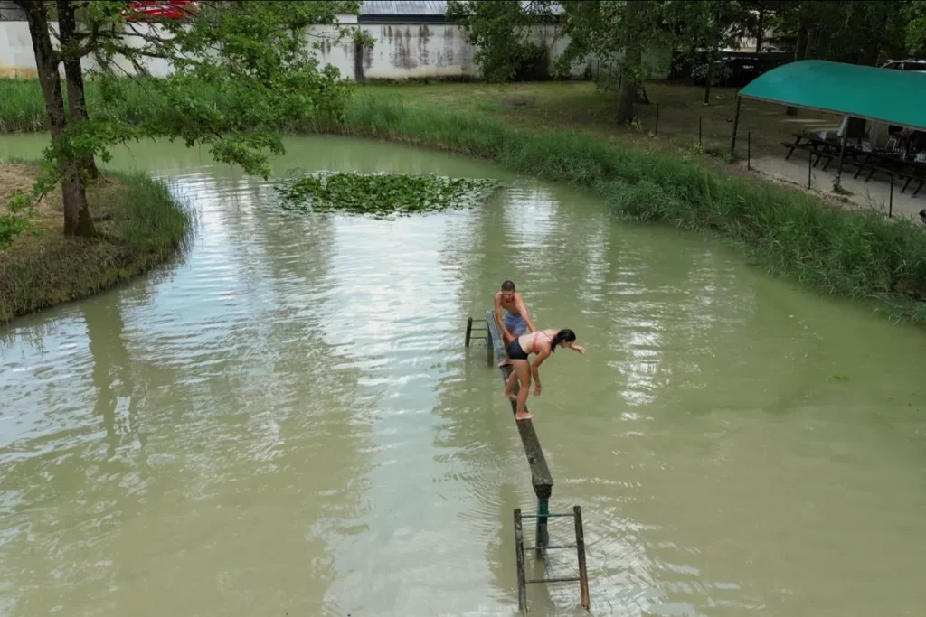Petit étang de baignade ombragé avec jeux aquatiques à Villa Lupantia
