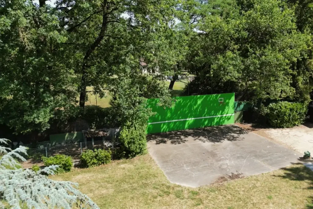 Espace extérieur avec mur de tennis et jeux de ballon