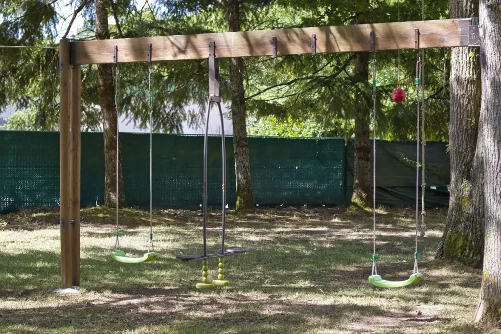 Aire de jeux et balançoires pour enfants dans le jardin de Villa Lupantia