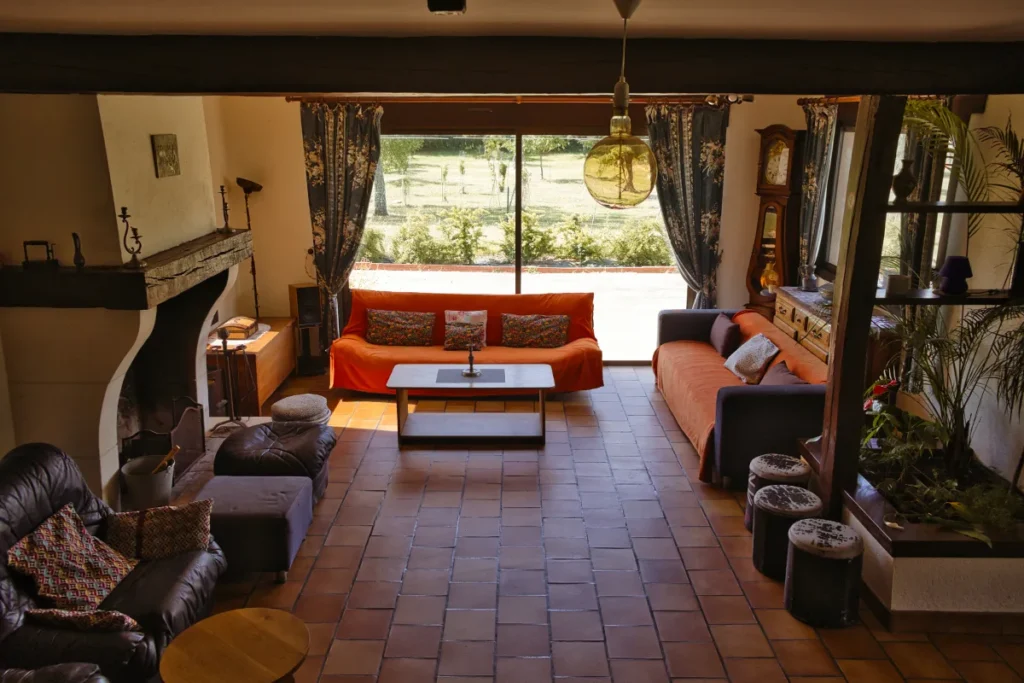Salon avec cheminée et vue sur le jardin de Villa Lupantia