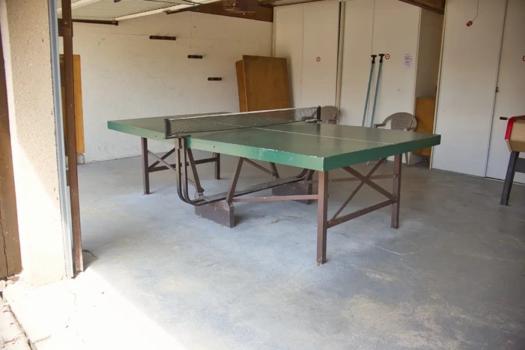 Table de ping-pong disponible dans l’espace loisirs de Villa Lupantia