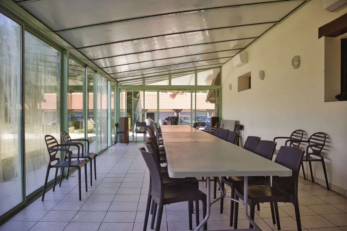 Grande véranda vitrée et climatisée du gîte Villa Lupantia