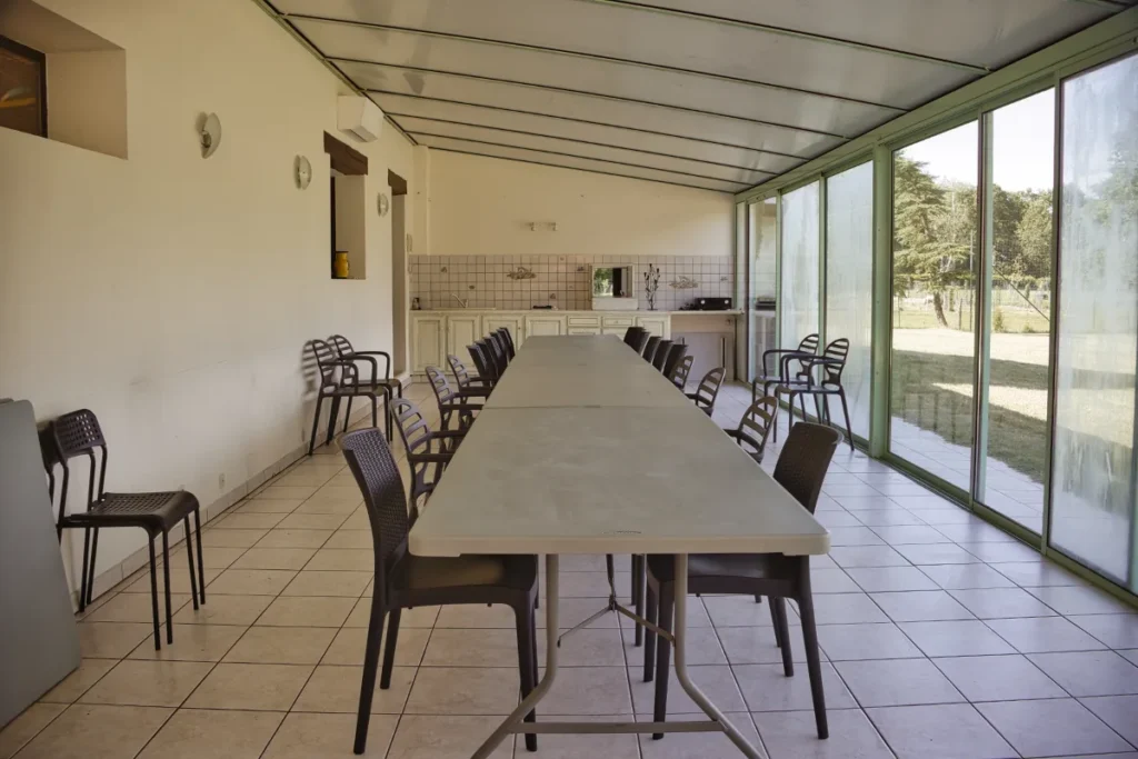 Grande véranda vitrée et climatisée du gîte Villa Lupantia