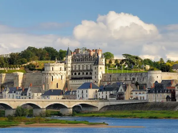 Château royal d'Amboise dominant la Loire