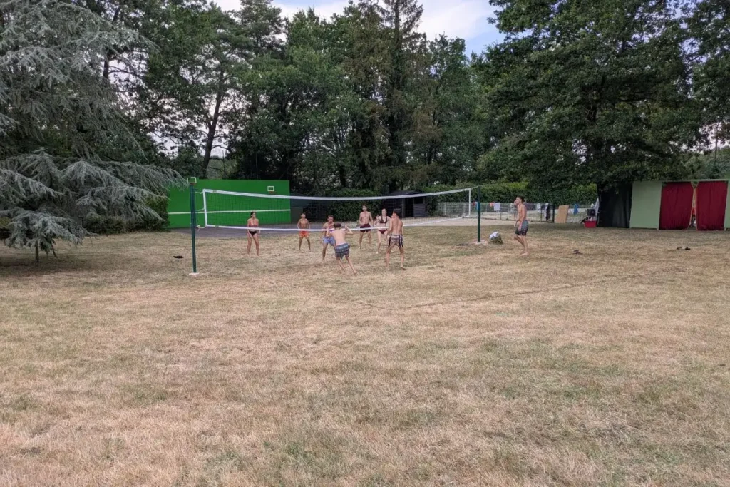 Terrain de volley-ball sur gazon avec filet à Villa Lupantia