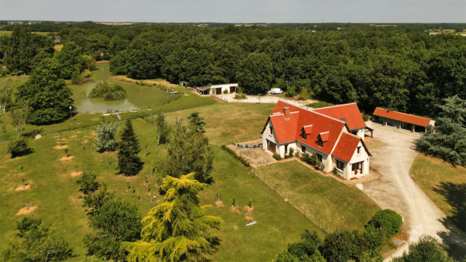 Vue aérienne de la Villa Lupantia, de son étang et de son parc en Touraine