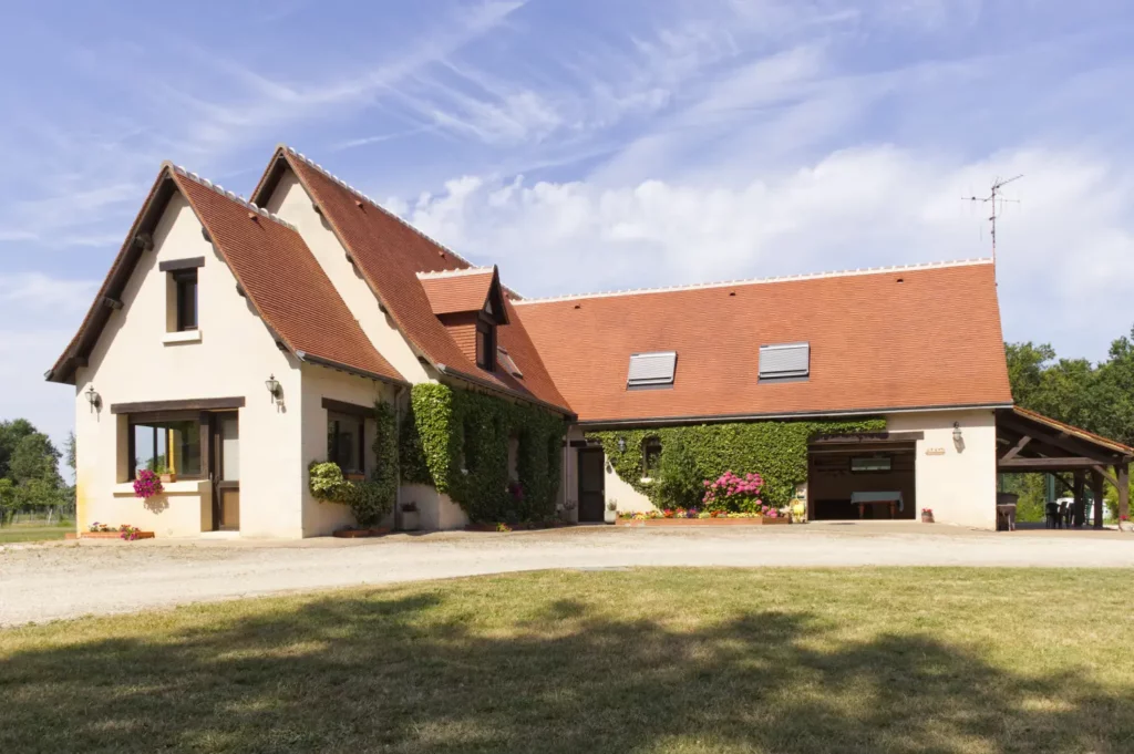 Façade fleurie du gîte Villa Lupantia en Indre-et-Loire