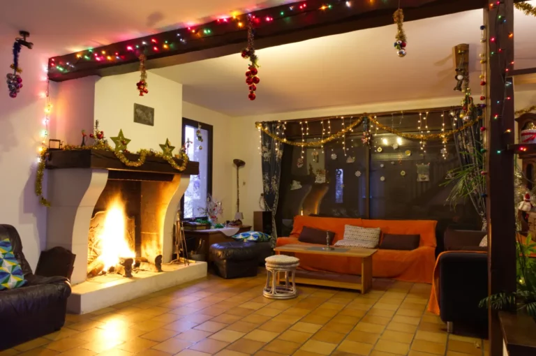 Salon avec cheminée allumée avec les décorations de Noël à la Villa Lupantia